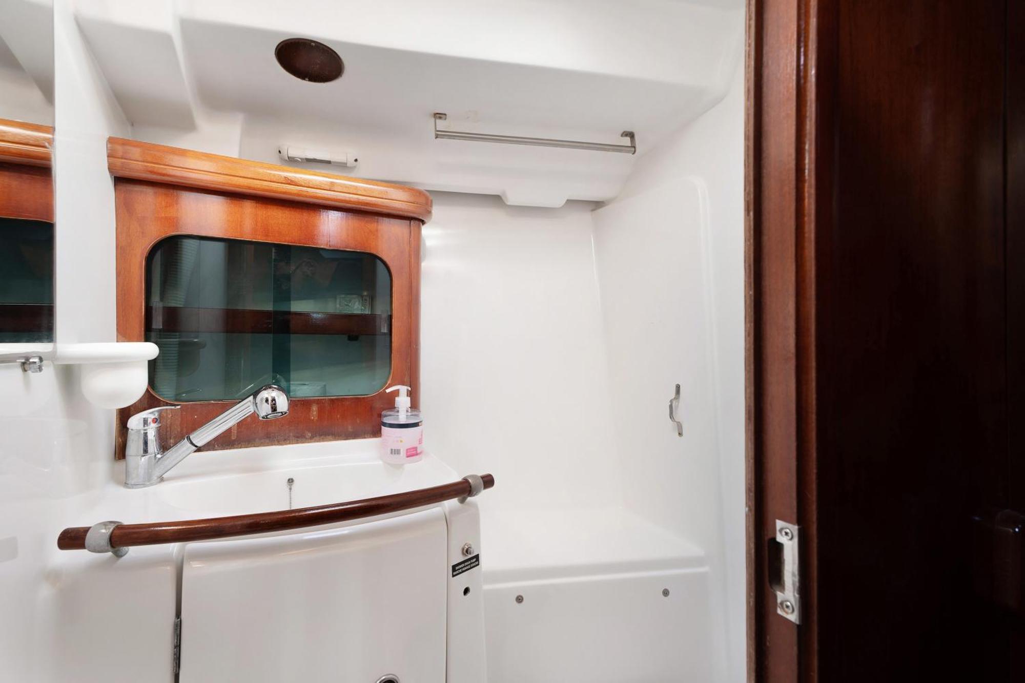 Pato Lucas Sail Boat Botel *