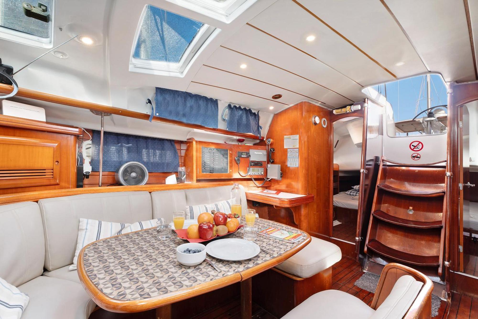 Pato Lucas Sail Boat *