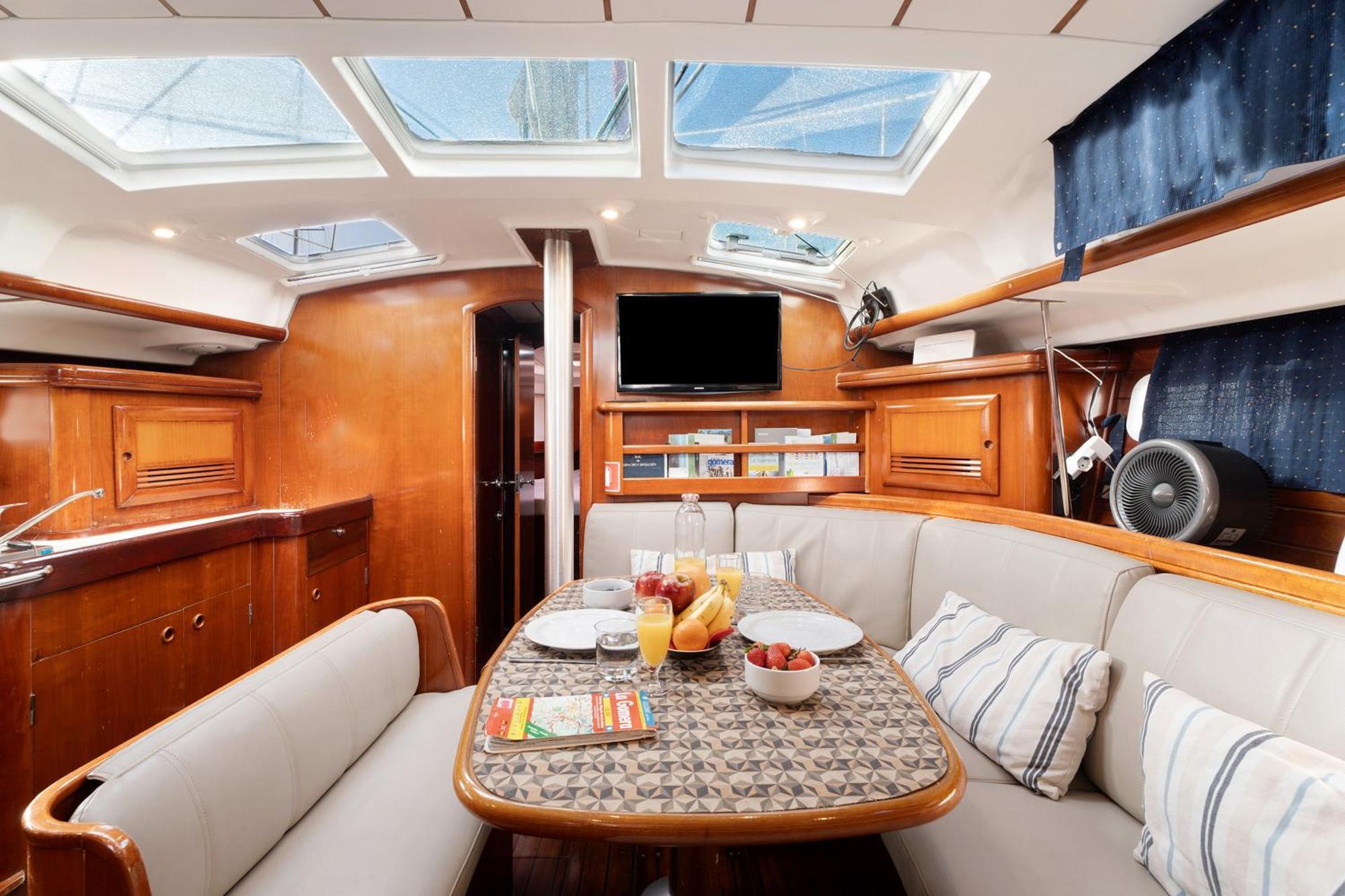 Pato Lucas Sail Boat