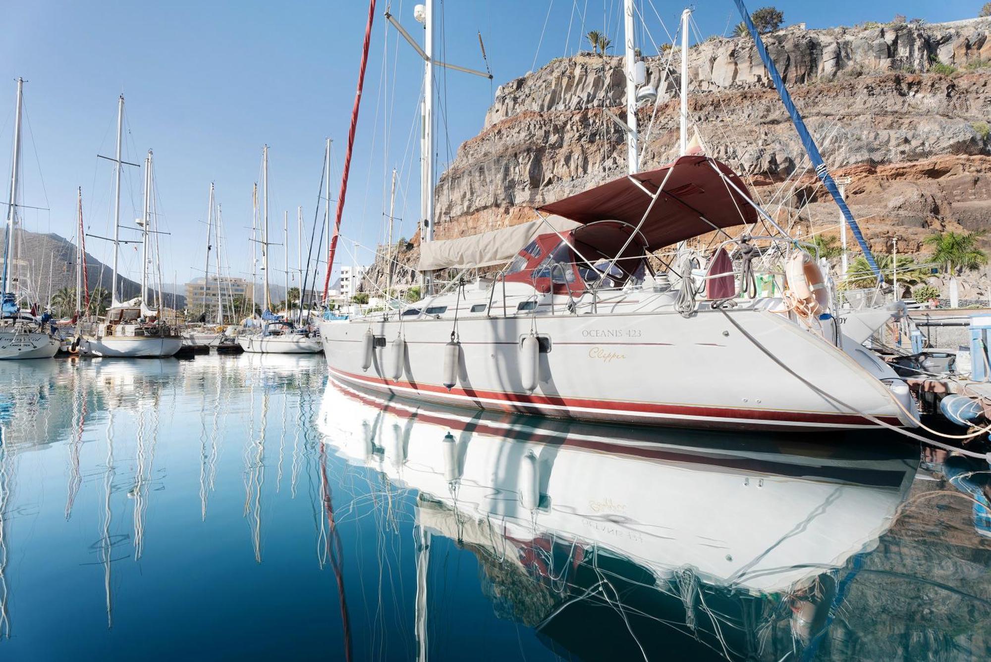 Botel Pato Lucas Sail Boat