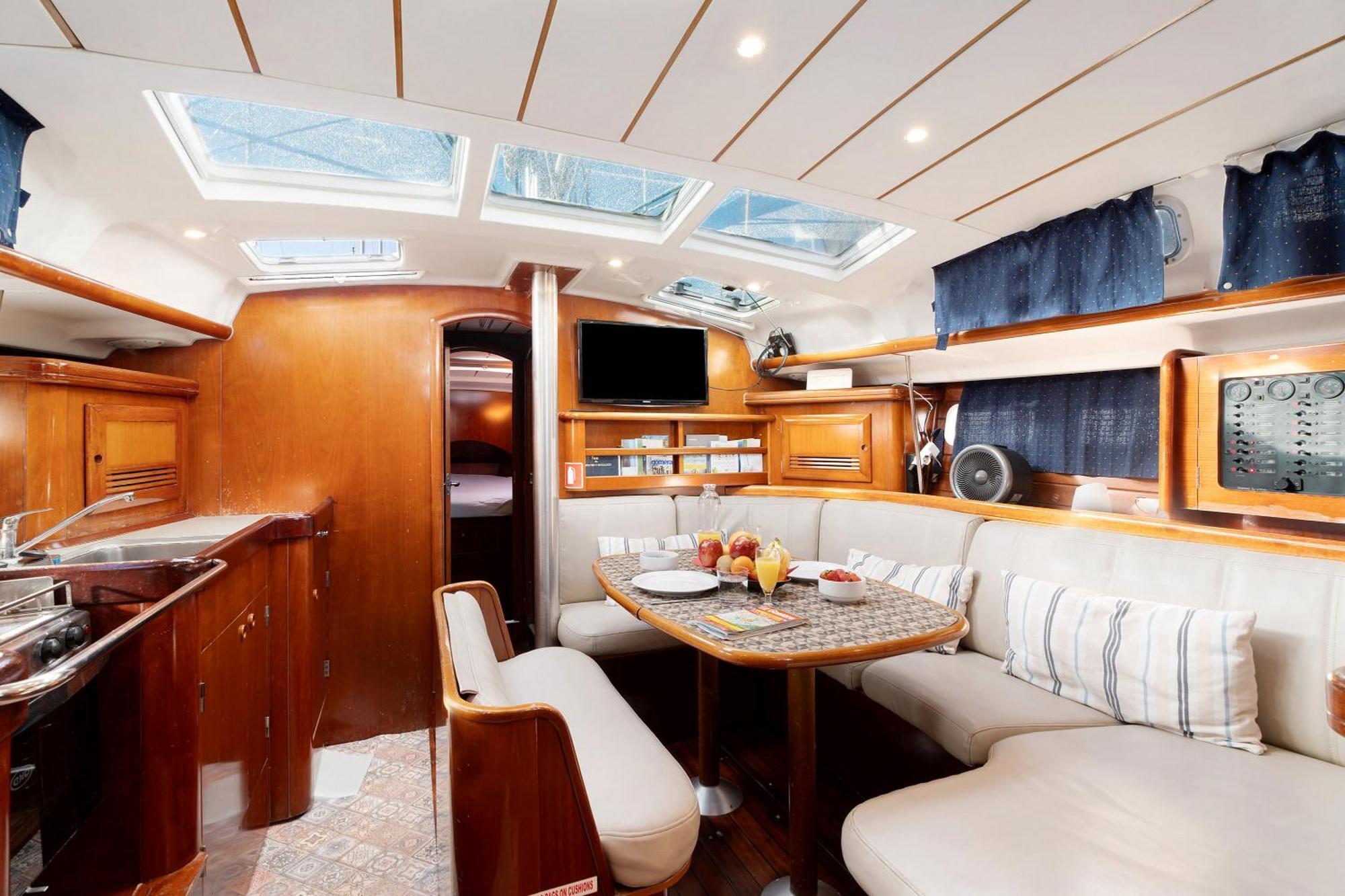 Botel Pato Lucas Sail Boat *