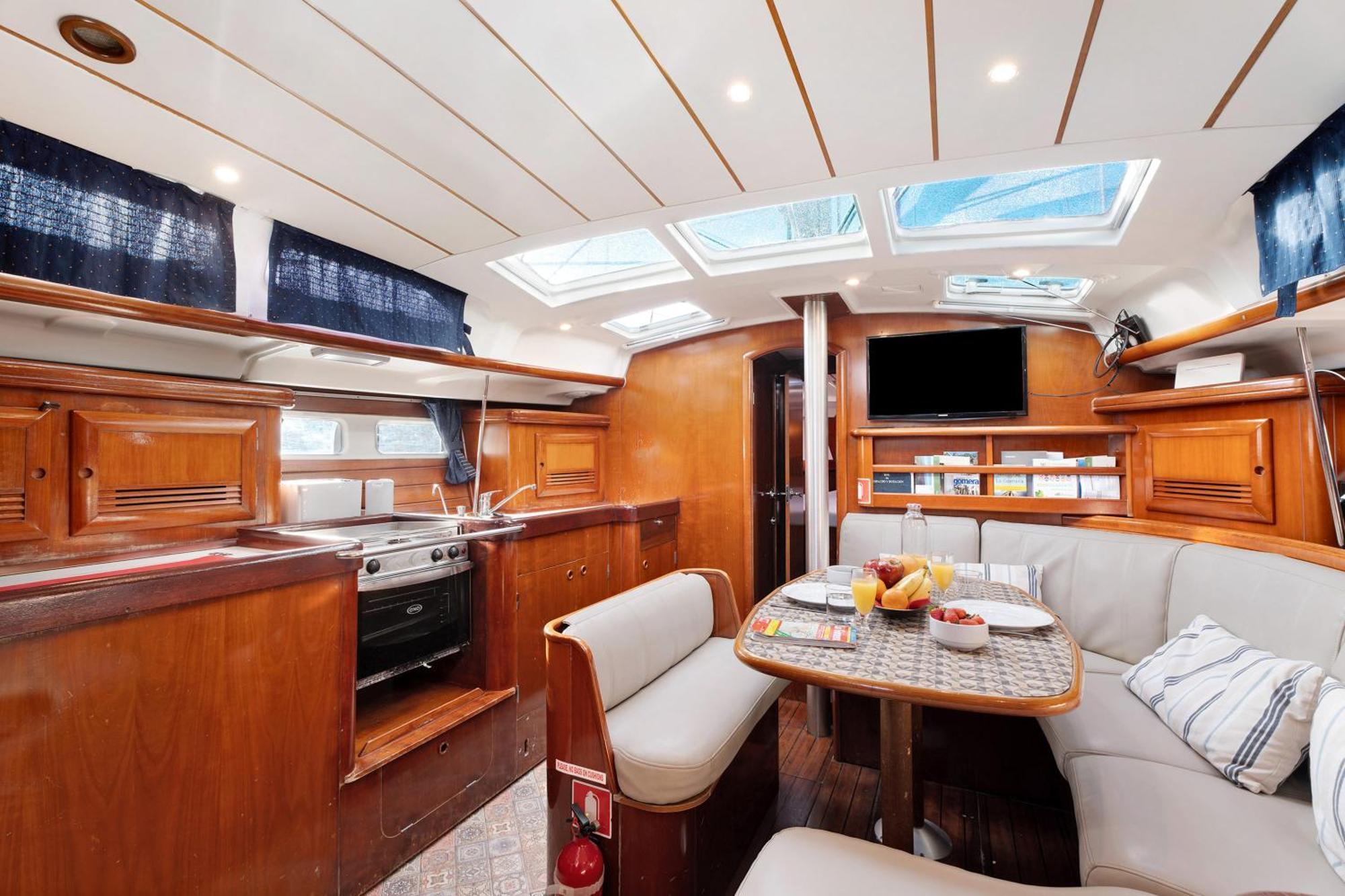 Pato Lucas Sail Boat *